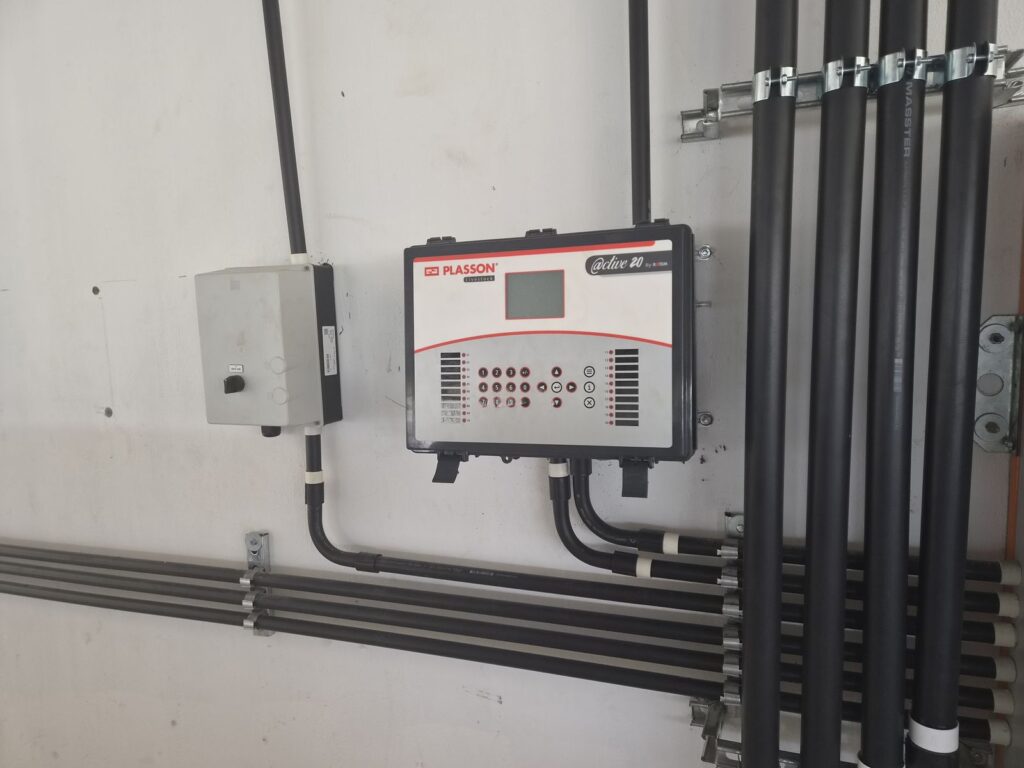 Controlador PLASSON y canalizaciones eléctricas