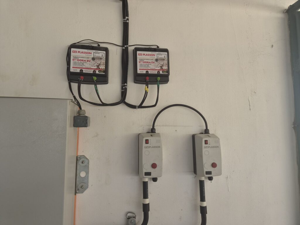 Equipos PLASSON y protecciones instalados en la pared del galpón