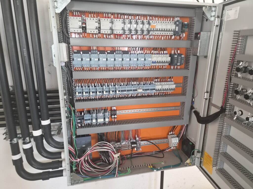 Interior del tablero de control con contactores y borneras
