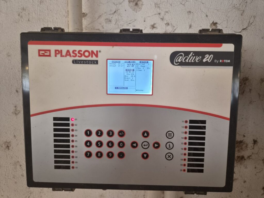 Controlador PLASSON Active 20 de ambiente del galpón