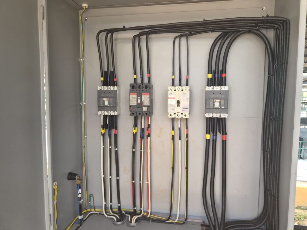 Tablero con interruptores y canalización eléctrica