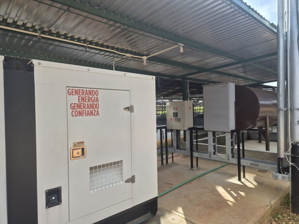 Grupo electrógeno y tableros en el galpón de cerdos