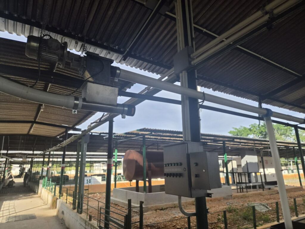 Motor y tablero eléctrico instalados en el galpón